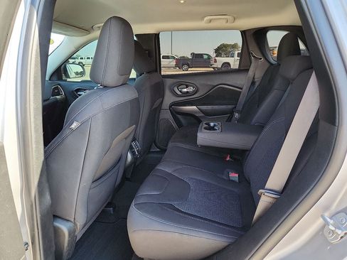 Used 2019 Jeep Cherokee Latitude w/ Popular Appearance Group FWD image 14