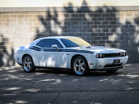 Used 2011 Dodge Challenger R/T RWD image 2