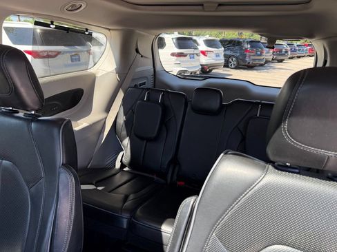 Used 2019 Chrysler Pacifica Limited w/ Advanced Safetytec Group FWD image 14