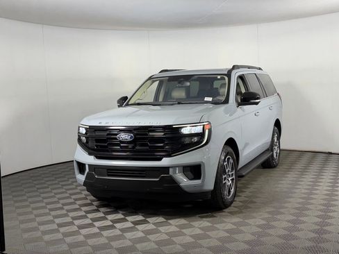 Used 2025 Ford Expedition Active AWD/4WD image 4