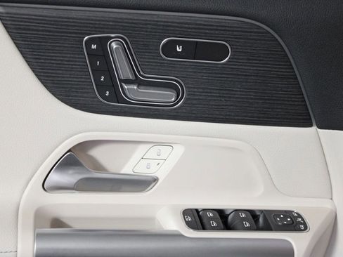 Certified 2025 Mercedes-Benz GLA 250 4MATIC image 29