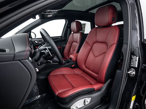 Certified 2026 Porsche Macan AWD/4WD image 5