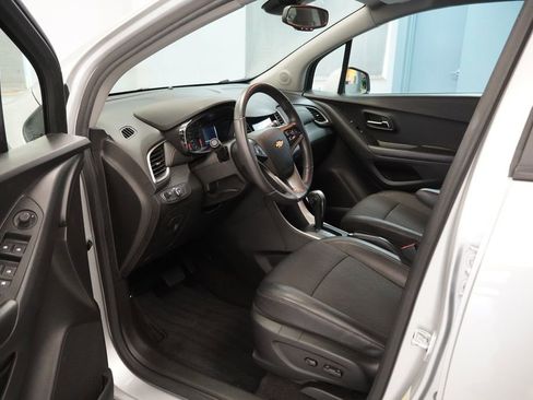 Used 2022 Chevrolet Trax LT w/ LT Convenience Package image 12