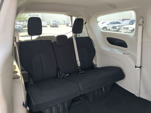 Used 2017 Chrysler Pacifica LX FWD image 31