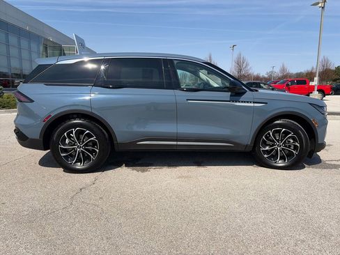 Used 2025 Lincoln Nautilus Premier image 8