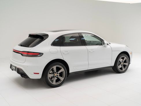 Certified 2025 Porsche Macan AWD/4WD image 9