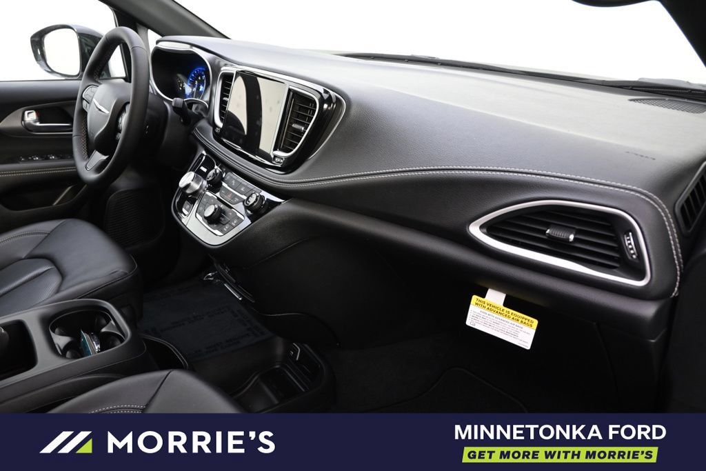 Used 2026 Chrysler Pacifica Select w/ S Appearance Package FWD image 16