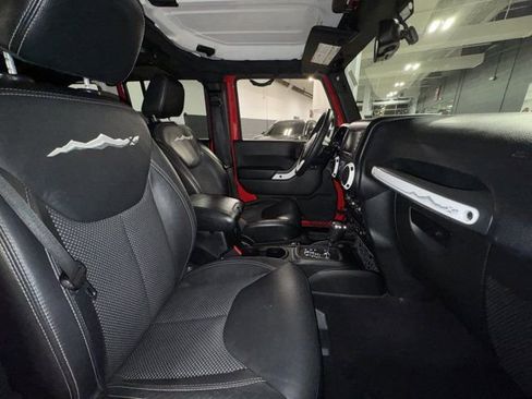 Used 2015 Jeep Wrangler Unlimited Sahara AWD/4WD image 13