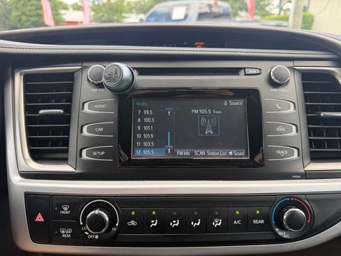 Used 2017 Toyota Highlander LE AWD/4WD image 16