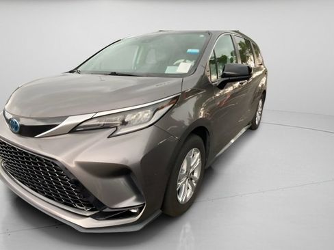 Used 2022 Toyota Sienna XSE w/ XSE Plus Package AWD/4WD image 2