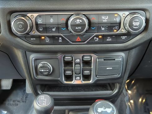Used 2025 Jeep Wrangler Unlimited Sport AWD/4WD image 17