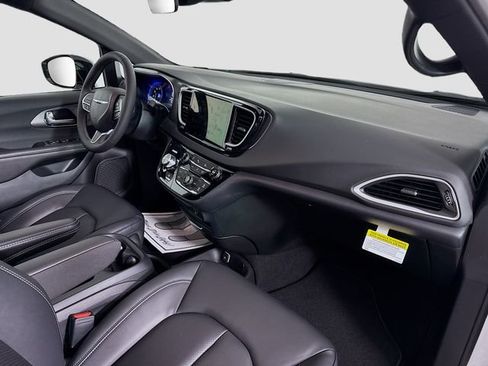 New 2026 Chrysler Voyager LX image 28