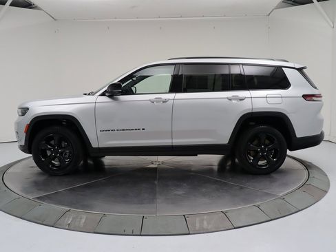 Used 2022 Jeep Grand Cherokee L Laredo image 2