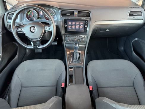 Used 2017 Volkswagen e-Golf SE w/ DC Fast Charging Package image 4