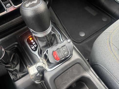 Used 2025 Jeep Wrangler Unlimited Sahara AWD/4WD image 21