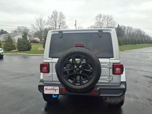 Used 2024 Jeep Wrangler Unlimited Sahara w/ Technology Group AWD/4WD image 4