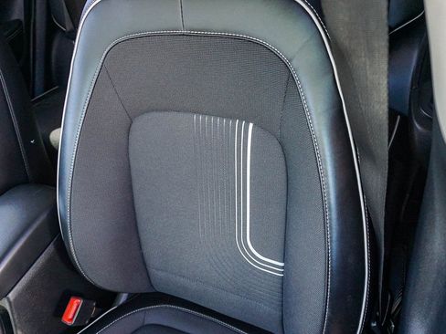 Used 2022 Hyundai Venue Limited image 20