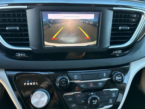 Used 2022 Chrysler Voyager LX image 23