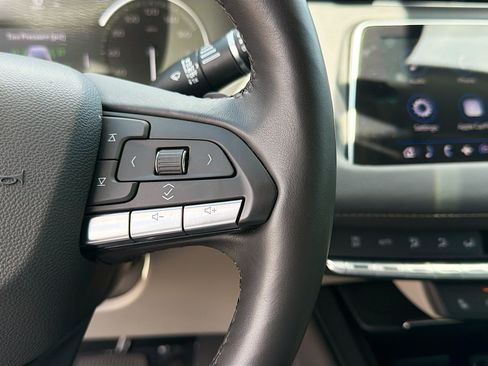 Used 2023 Cadillac XT4 Luxury w/ Cold Weather Package FWD image 36