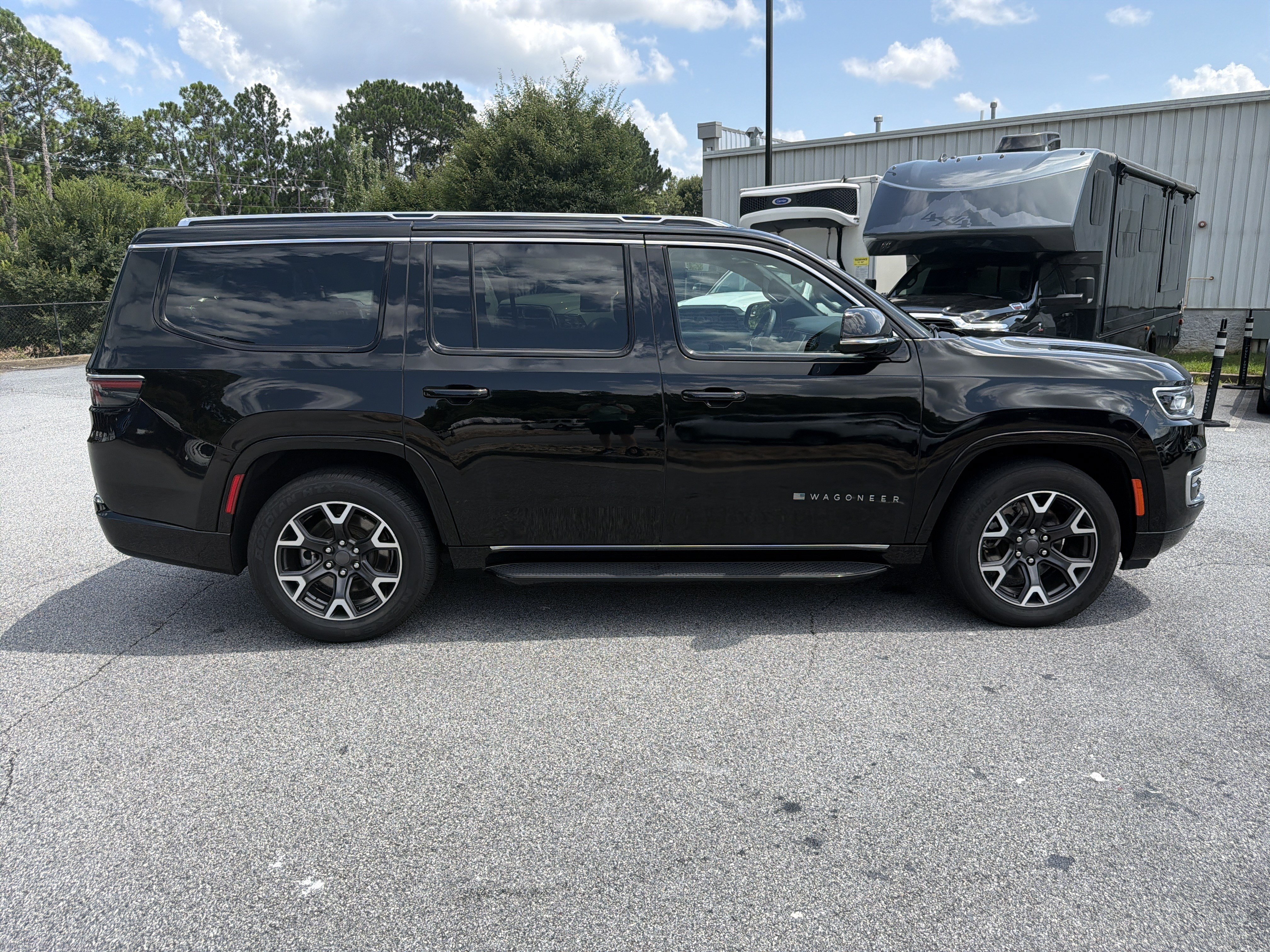 Used 2024 Jeep Wagoneer Series III AWD/4WD image 9