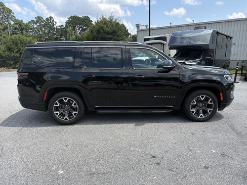 Used 2024 Jeep Wagoneer Series III AWD/4WD image 9