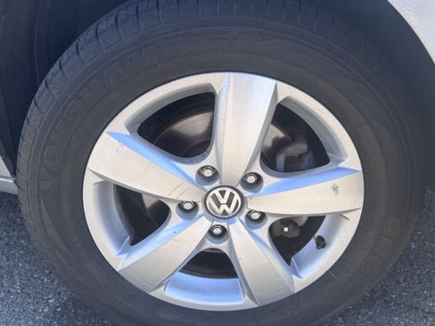 Used 2011 Volkswagen Routan SEL FWD image 60