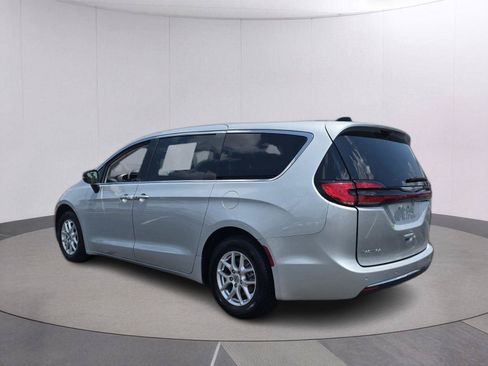Used 2024 Chrysler Pacifica Touring-L FWD image 7