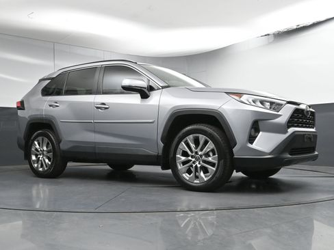Used 2021 Toyota RAV4 XLE Premium image 25