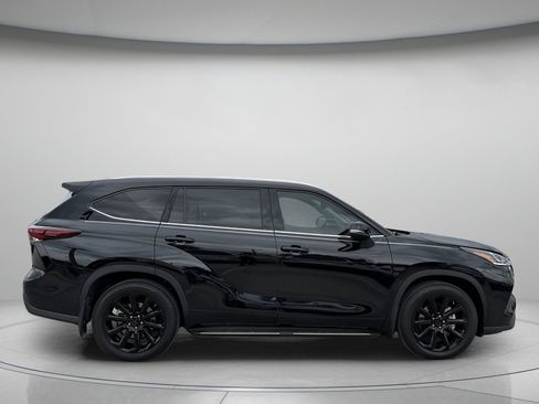 Used 2026 Toyota Highlander Limited AWD/4WD image 2
