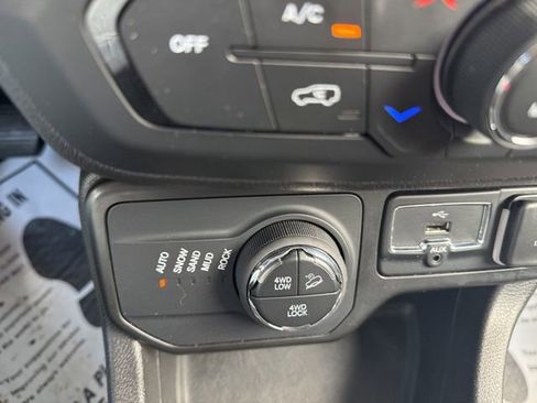 Used 2023 Jeep Renegade Trailhawk AWD/4WD image 19