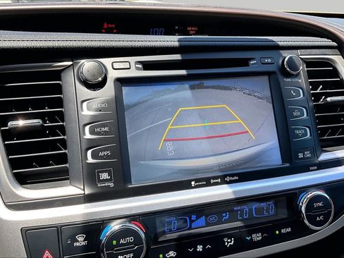 Used 2018 Toyota Highlander Limited FWD image 27