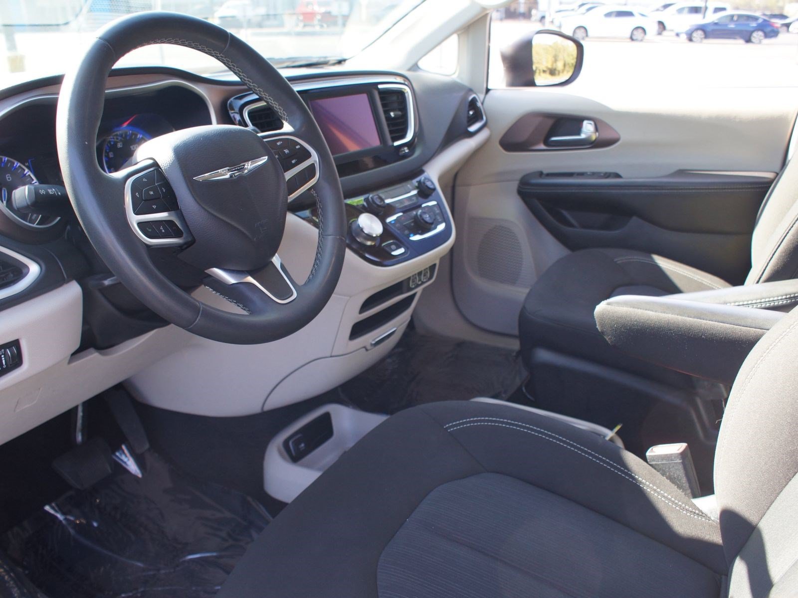 Used 2023 Chrysler Voyager LX FWD image 12