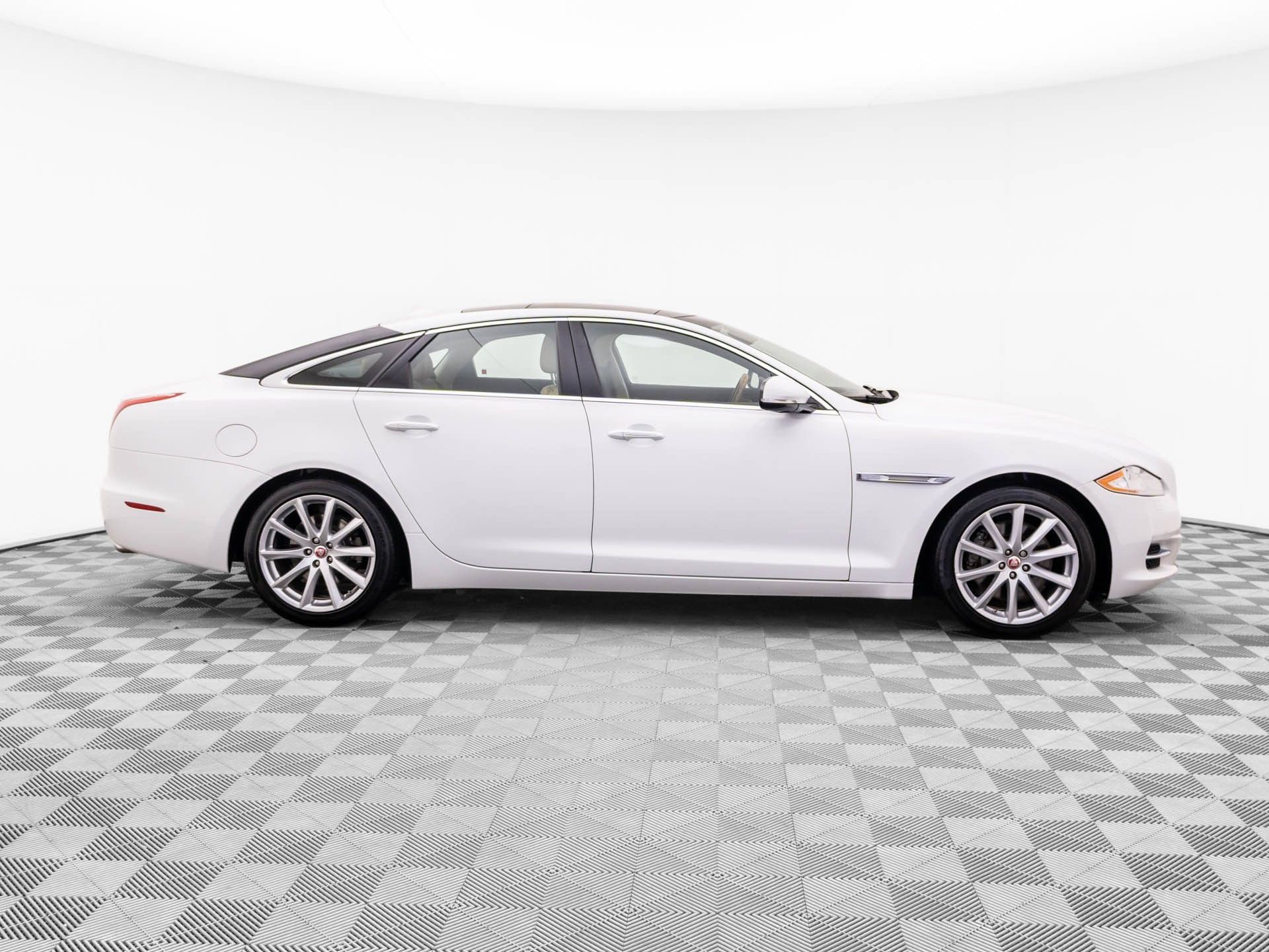 Used 2015 Jaguar XJ AWD image 6