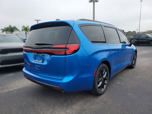 New 2026 Chrysler Pacifica Select image 6