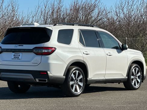 Certified 2025 Honda Pilot Touring image 3