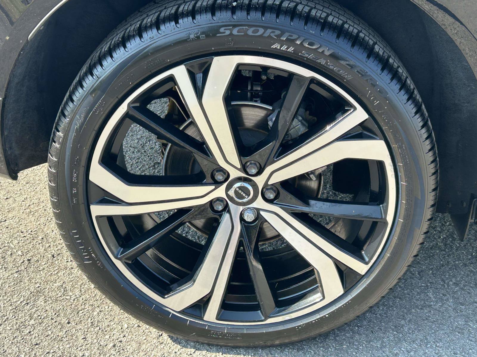 Certified 2024 Volvo XC60 B5 Ultimate w/ Protection Package Premier AWD/4WD image 9