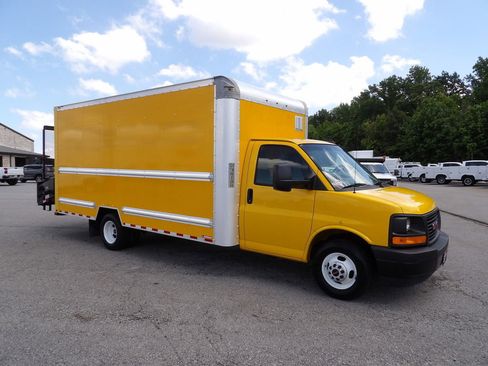 Used 2017 GMC Savana 3500 Extended RWD image 10