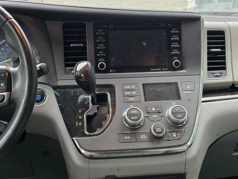 Used 2018 Toyota Sienna XLE image 3