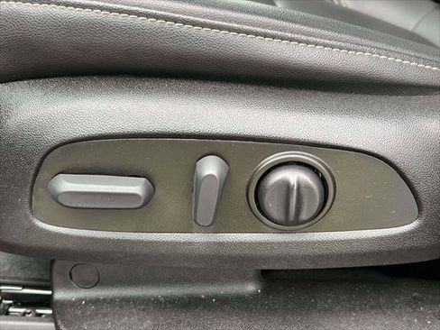 Used 2023 Chevrolet Traverse LT image 17