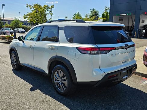 Certified 2024 Nissan Pathfinder SV image 7