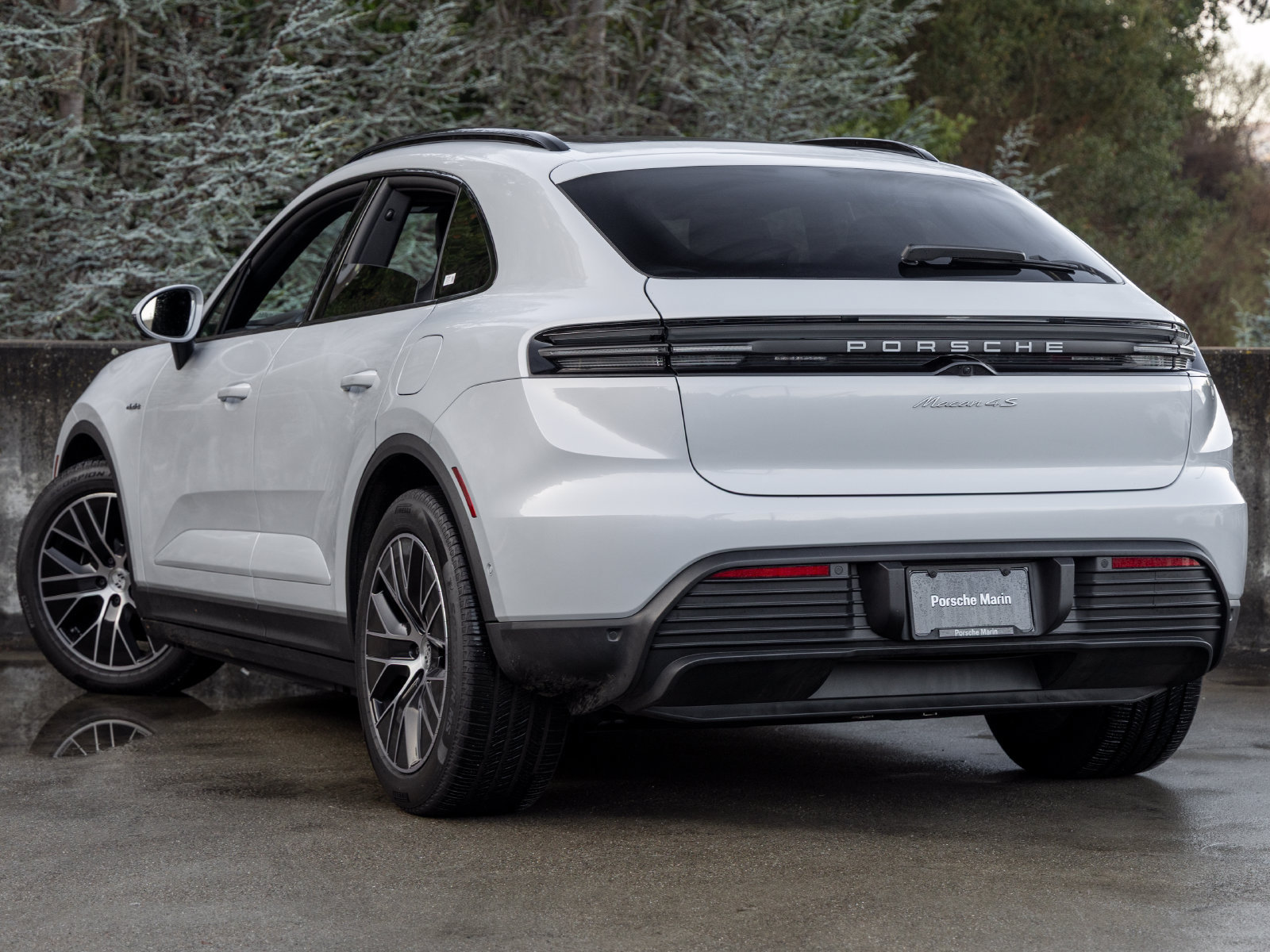 Certified 2025 Porsche Macan 4S Electric AWD/4WD image 3
