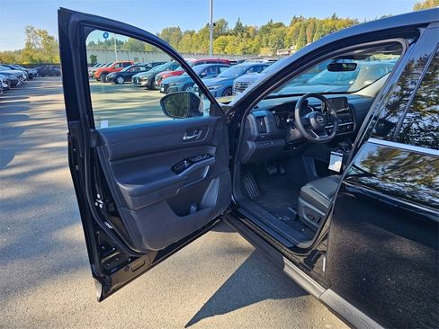 New 2025 Nissan Pathfinder SL w/ Cargo Package image 18