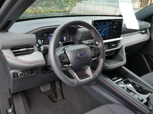 Certified 2025 Ford Explorer ST-Line w/ ST-Line Street Pack image 4