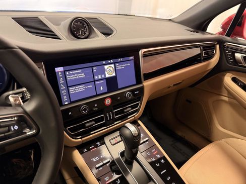 Certified 2025 Porsche Macan image 18