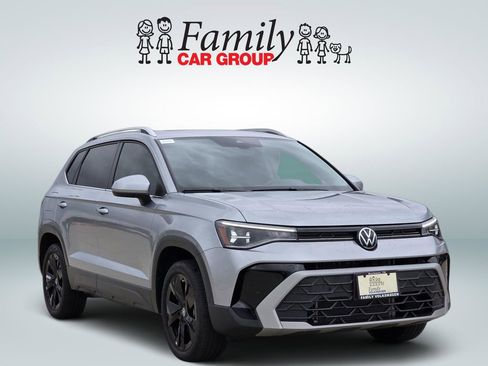 Used 2025 Volkswagen Taos SE image 2