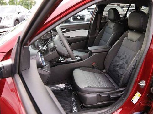 Used 2025 Chevrolet Trax LT FWD image 8