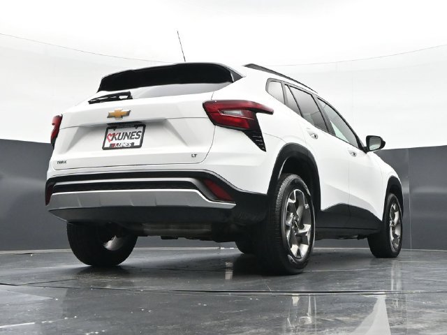 Used 2025 Chevrolet Trax LT FWD image 38