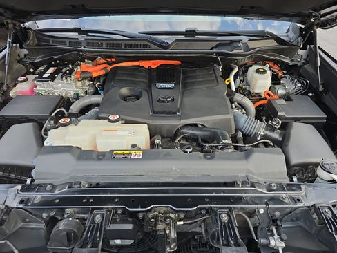 Used 2023 Toyota Tundra Platinum w/ Advanced Package image 32