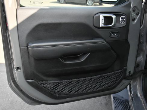 Used 2023 Jeep Gladiator Overland image 16