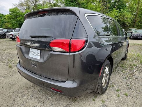 Used 2023 Chrysler Voyager LX FWD image 4